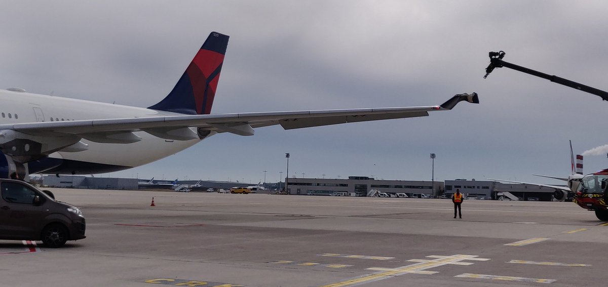 Ala dell'Airbus A-330/300 di Delta che ha avuto una collisione con un A-330/200 di Air France all'aeroporto di Parigi-Roussy