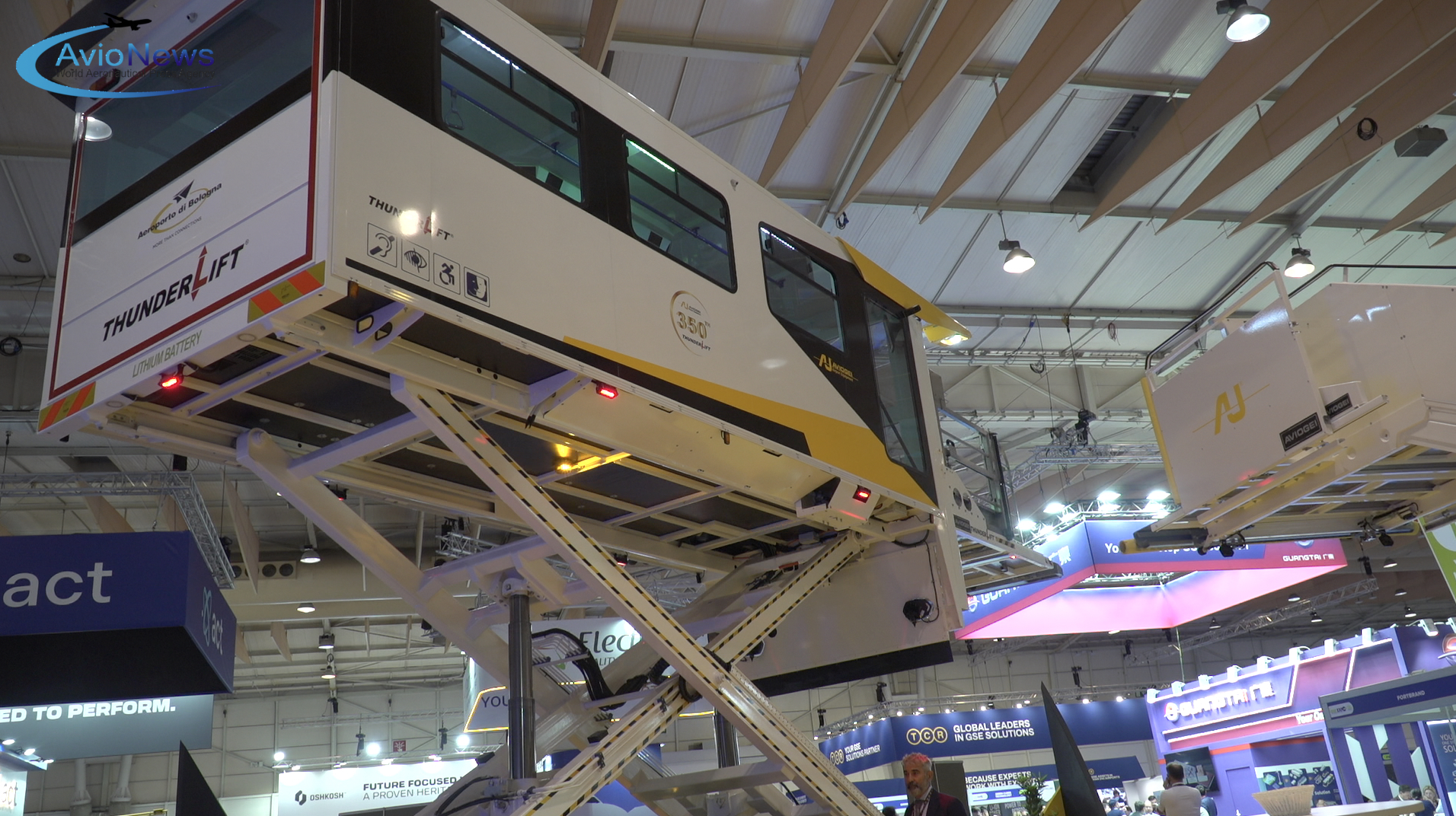 Stand con in mostra le soluzioni delle attrezzature aeroportuali promosse da Aviogei durante il GSE Expo di Lisbona 2026