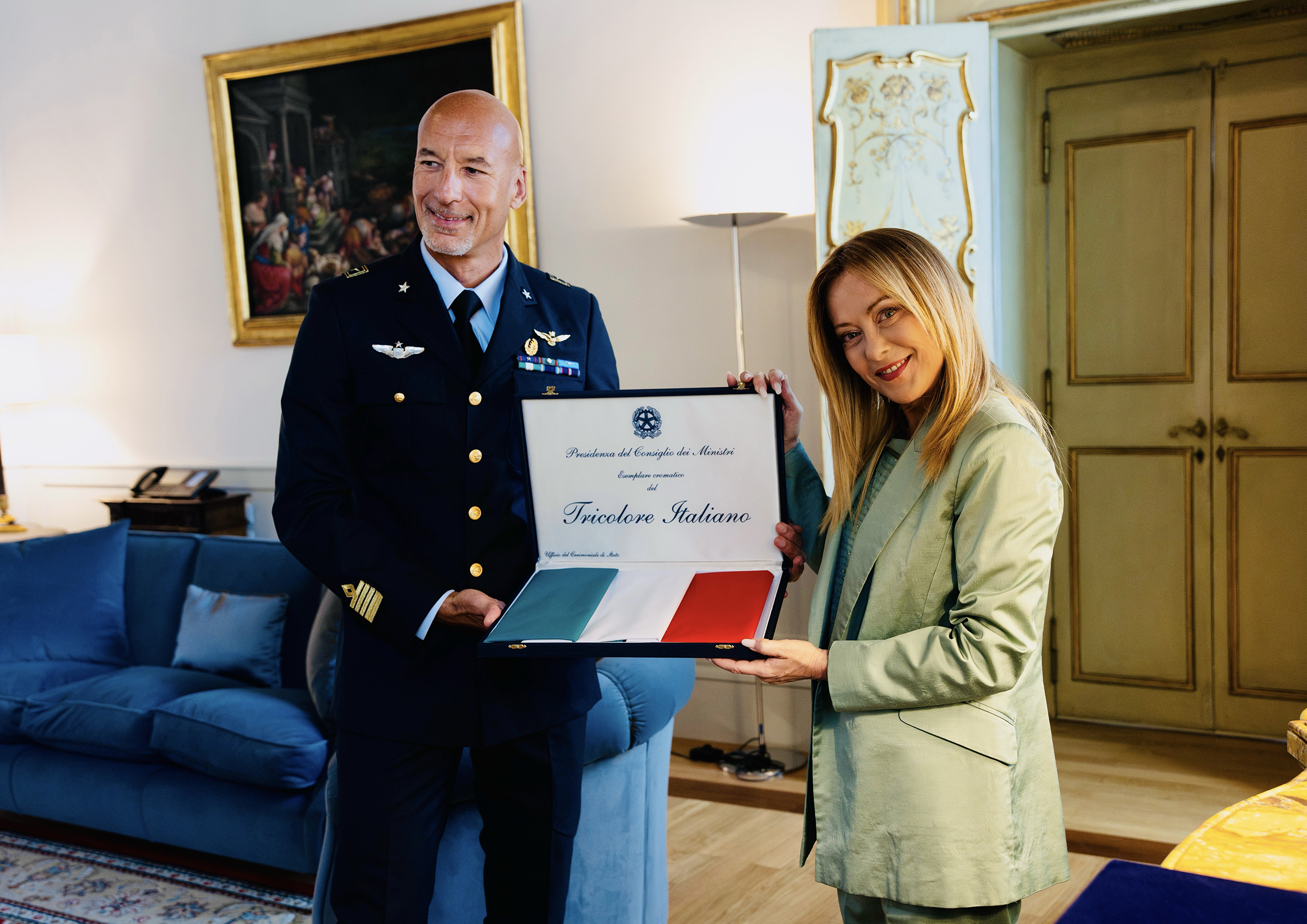 Palazzo Chigi, 01/07/2026 - Il presidente del Consiglio, Giorgia Meloni, consegna all’astronauta Luca Parmitano l’esemplare cromatico ufficiale del Tricolore della Repubblica, che accompagnerà la missione Artemis III nello spazio