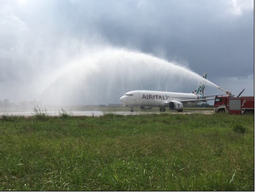 Aereo B-737 MAX 8 di Air Italy riceve il benvenuto sul nuovo volo Milano-Malpensa/Lamezia Terme