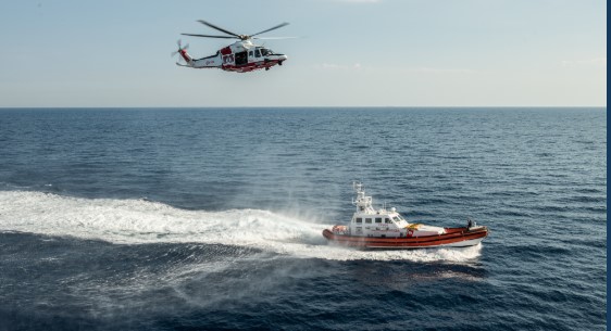 Unità navale ed elicottero della Guardia costiera impegnati nell'esercitazione "Coastex19"