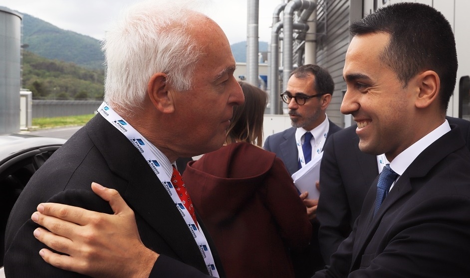 Il commissario straordinario di Piaggio Aerospace Vincenzo Nicastro ed il ministro dello Sviluppo economico Luigi Di Maio presso lo stabilimento produttivo di Villanova d’Albenga