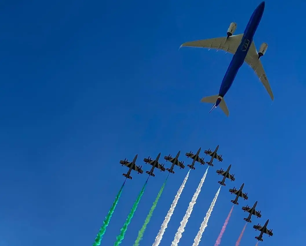 Aereo A-350 di ITA Airways alimentato Saf (Sustainable Aviation Fuel) ed i velivoli MB-339 "Frecce Tricolori" sorvolano il cielo di Monza in occasione del GP d'Italia dell'11 settembre 2022
