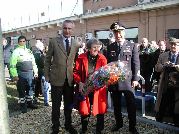Al centro il comandante Fiorenza De Bernardi; alla destra della foto il generale Leonardo Tricarico, ex-capo di Stato Maggiore dell'Aeronautica militare italiana