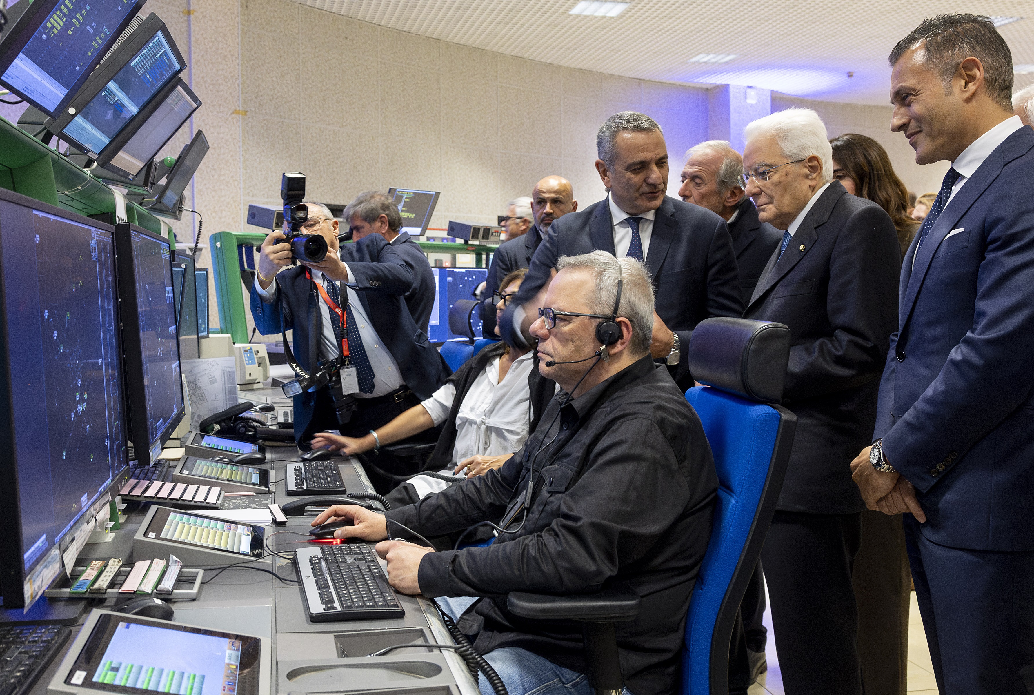 Ciampino, 11/11/2025 (II mandato) Il presidente Sergio Mattarella nel corso della visita al Centro radar Acc (Area Control Center) di Enav (Società nazionale assistenza volo)
