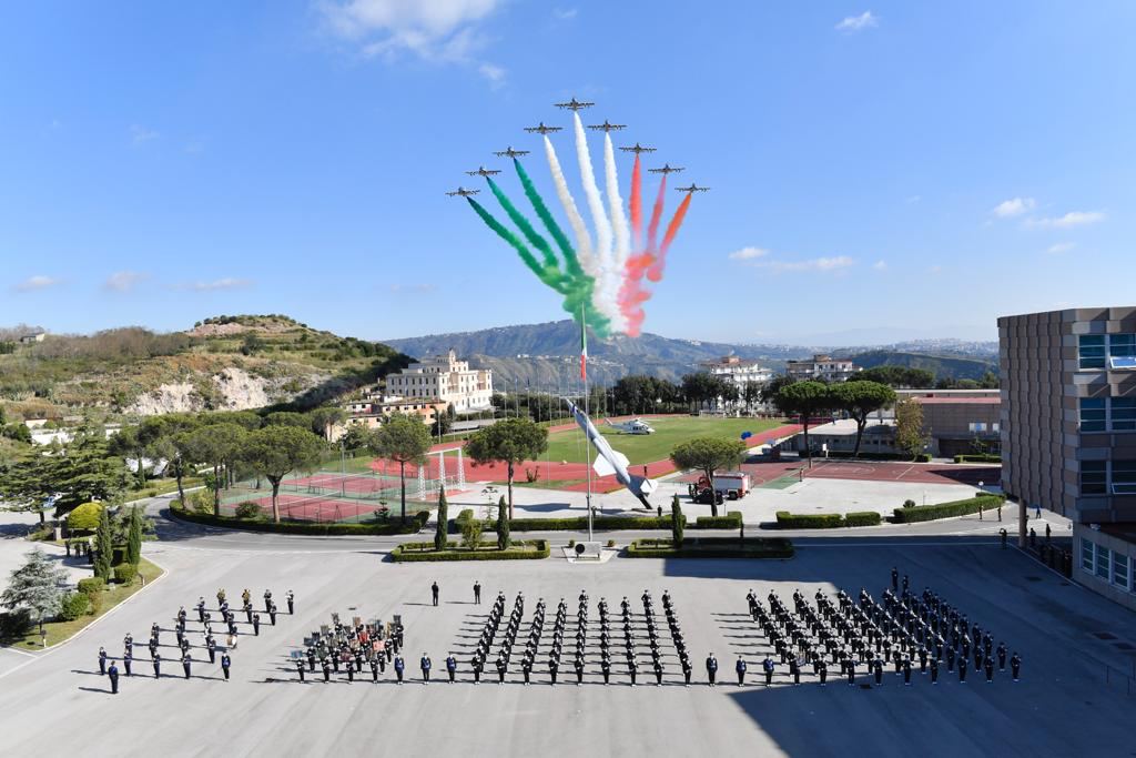 Accademia Aeronautica, giuramento fedeltà Patria per il corso Aquila VI a Pozzuoli (Napoli) svoltosi il 22 ottobre 2020; passaggio aerei "Frecce Tricolori"