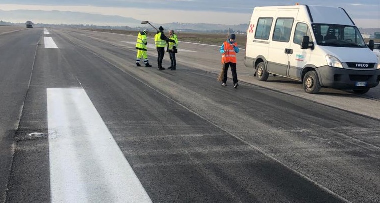 Lavori di manutenzione della pista all'aeroporto "Francesco d'Assisi" di Perugia