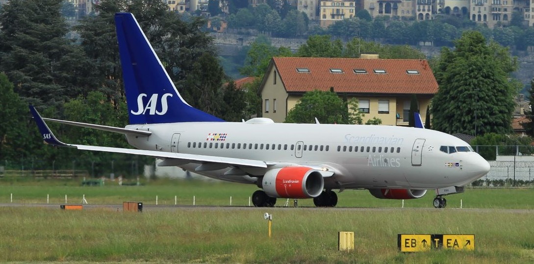 Aereo B-737/700 di Sas in decollo da Bergamo con a bordo il contingente sanitario norvegese che ha prestato servizio per emergenza coronavirus