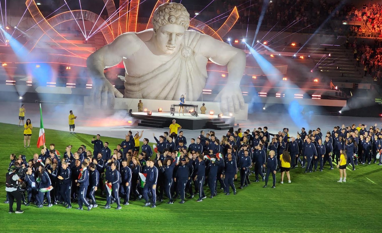 Taranto, 21 agosto 2026. La rappresentanza degli atleti italiani che sfilano alla cerimonia di inaugurazione dei Giochi del Mediterraneo allo stadio Erasmo Iacovone