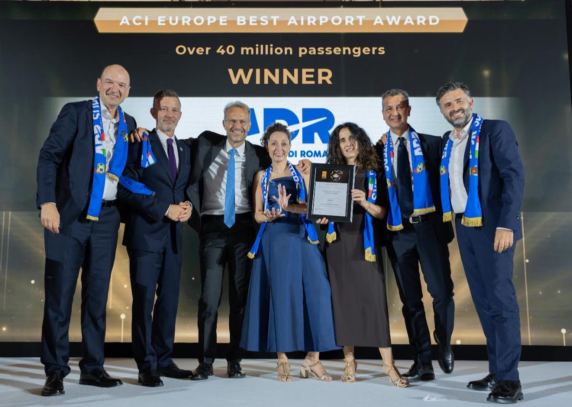 Praga, 23 giugno 2026. Roma-Fiumicino si conferma miglior aeroporto d’Europa: il “Leonardo da Vinci” ha ricevuto l’Aci Europe "Best Airport Award 2026" nella categoria degli scali oltre i 40 milioni di passeggeri. Da sinistra: Ivan Bassato, Chief Aviaton Officer AdR, Olivier Jankovec, ACI Europe General Director, Marco Troncone, ceo AdR, Mariabice Gervasi, Head of Terminal Infrastructures at AdR Ingegneria, Elisabetta Latini, Head of Retail AdR, Alberto Valenza, Senior VP Human Capital, Organization & Procurement AdR, Giovanni Cavallaro, Chief Financial Officer AdR