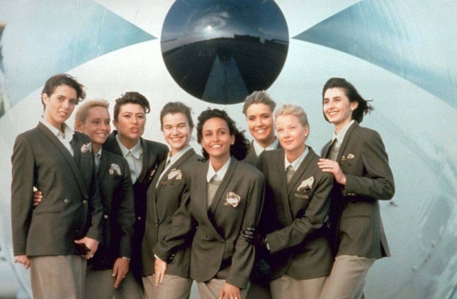Lavoratrici della compagnia aerea Alitalia che indossano le divise disegnate da Giorgio Armani