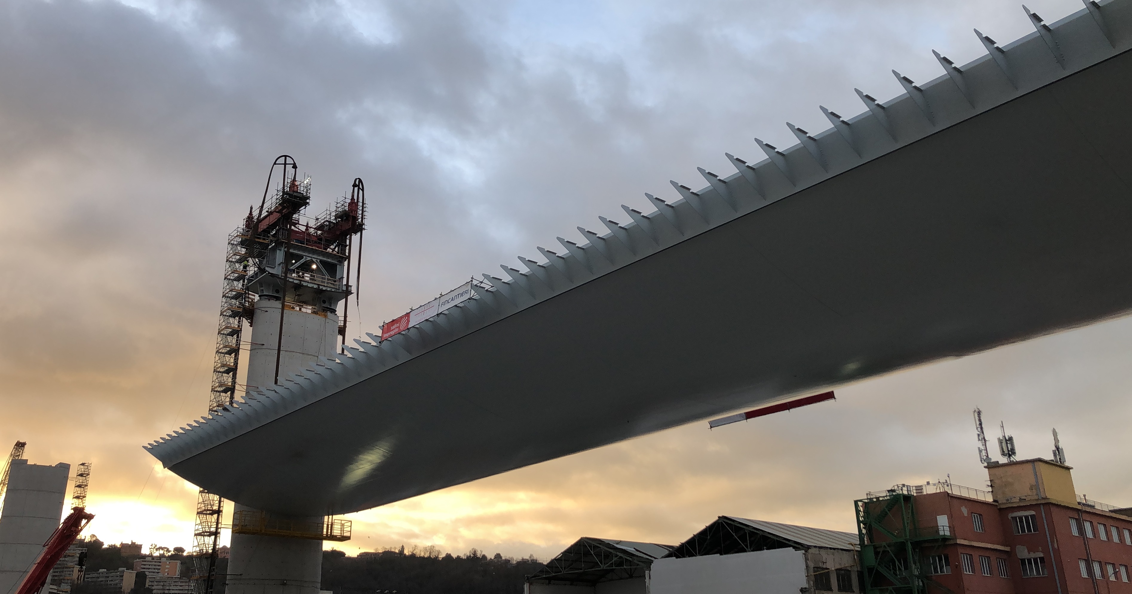 Fincantieri per il nuovo viadotto di Genova. Varato il maxi impalcato da 100 metri: il “ponte-nave” prende forma, su metà ponte, più di 500 metri di acciaio