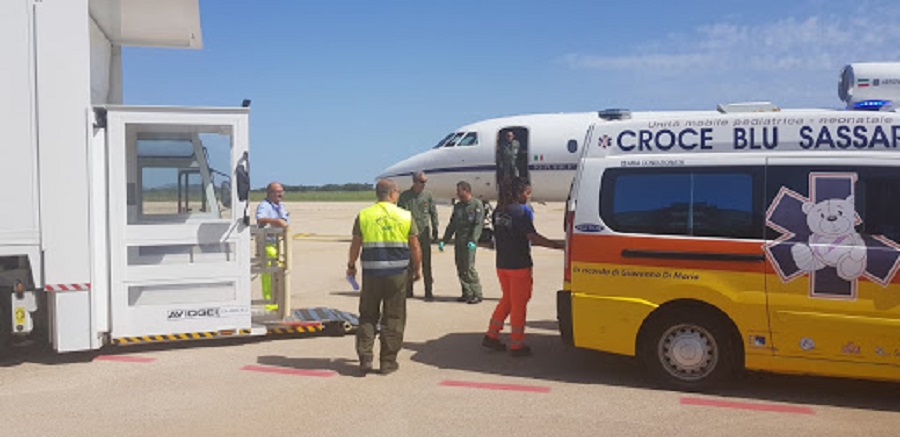 Aereo Falcon 900 AMI impiegato per un trasporto urgente insieme ad ambulanza