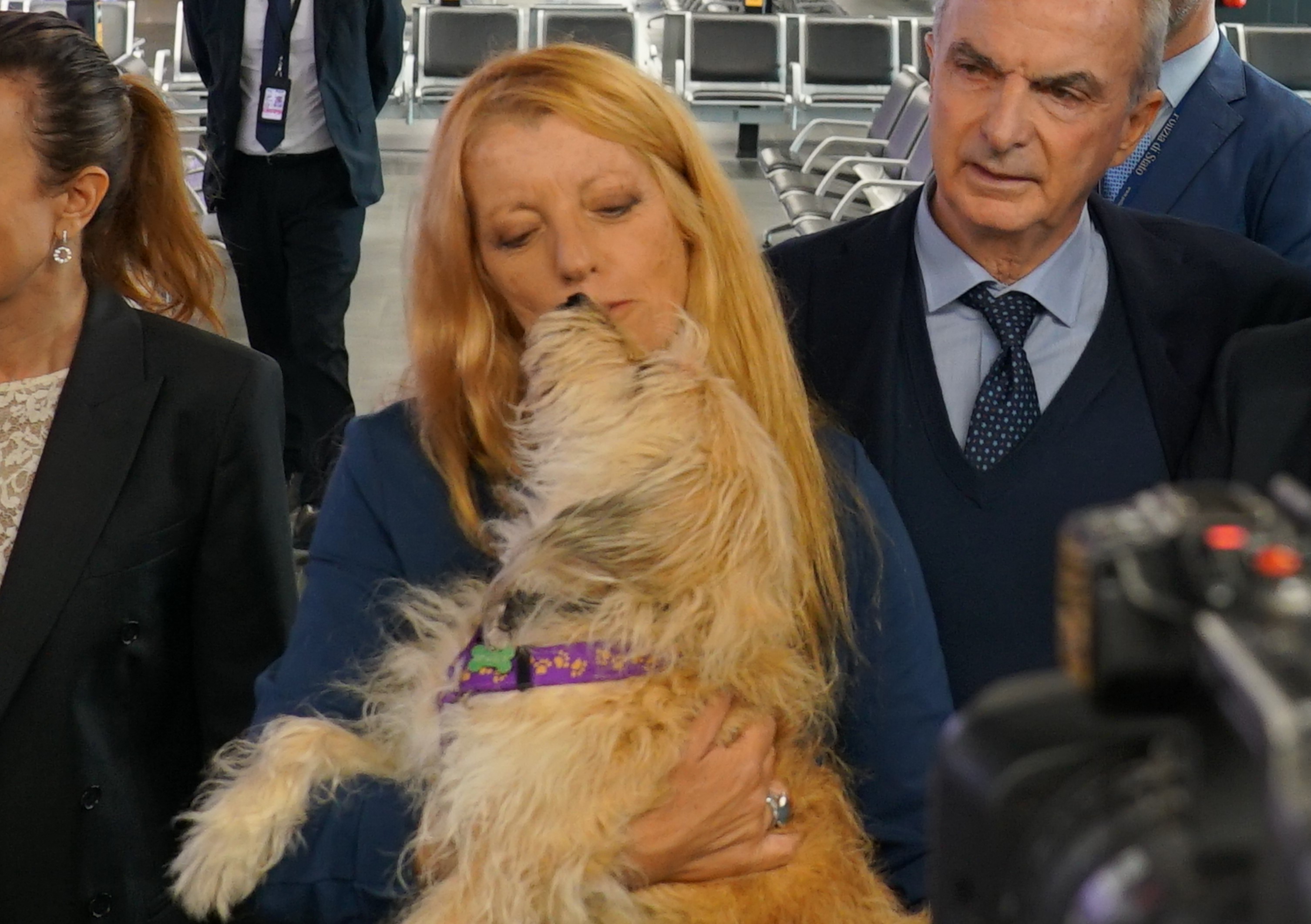 Michela Vittoria Brambilla con uno dei due cani di taglia grande che hanno viaggiato con Ita Airways (23 settembre 2025)