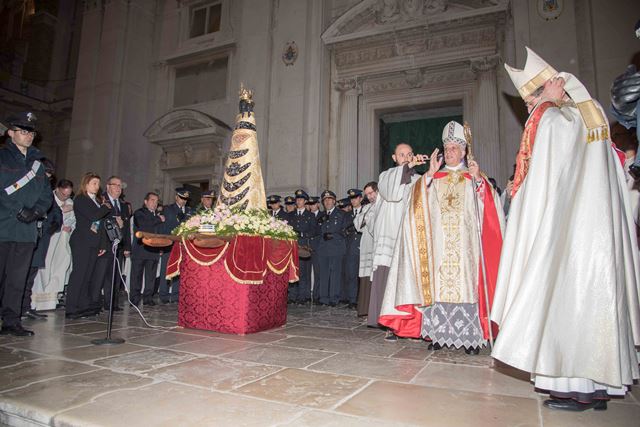 La benedizione di SE monsignor Rino Fisichella della Beata Vergine di Loreto, patrona AMI