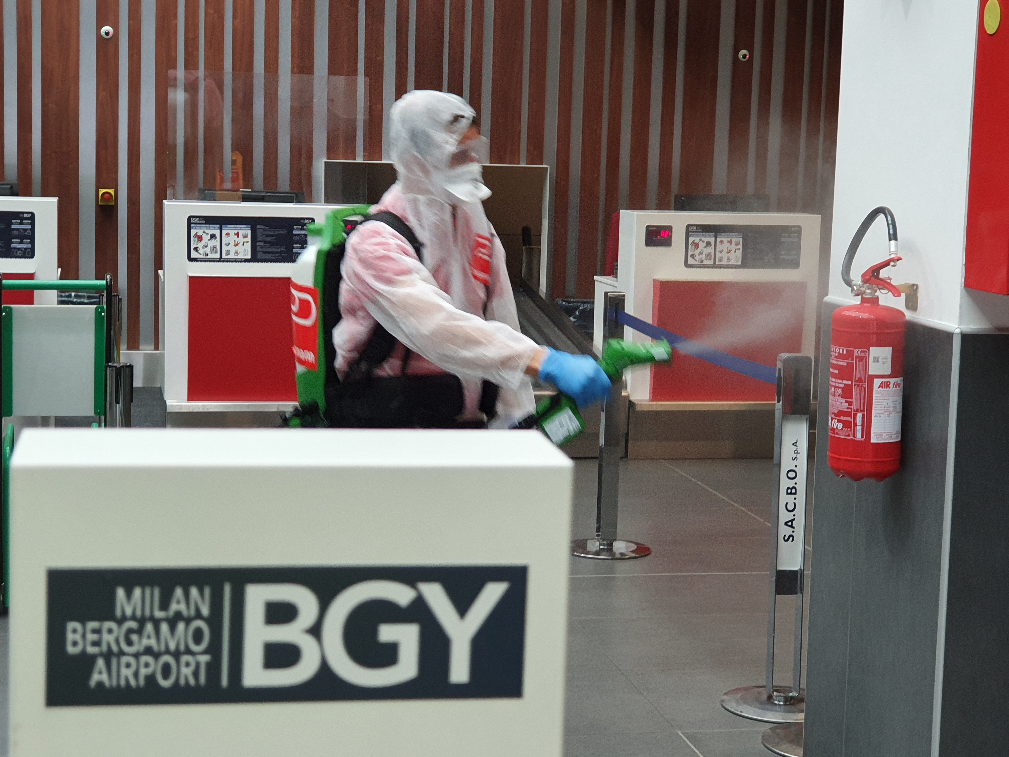 Intervento di sanificazione area check-in aeroporto di Bergamo-Orio al Serio