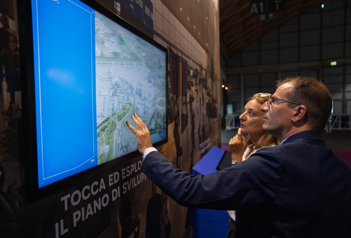 Meeting di Rimini (21-26 agosto 2026). All’interno dello spazio AdR, due postazioni interattive touchscreen consentono di conoscere obiettivi e benefici del Piano di sviluppo sostenibile dello scalo "Leonardo da Vinci"