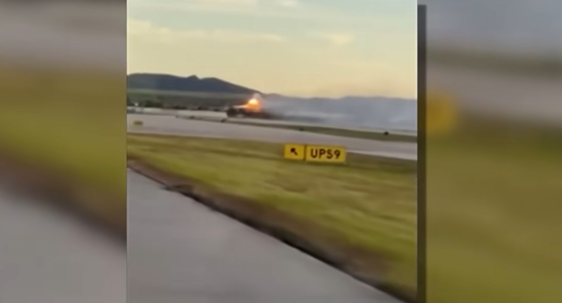 Louisville, 4 novembre 2025. Aereo MD-11 di Ups volo 2976 da Louisville ad Honolulu, con tre membri d'equipaggio a bordo è precipitato a Louisville ed ha preso fuoco