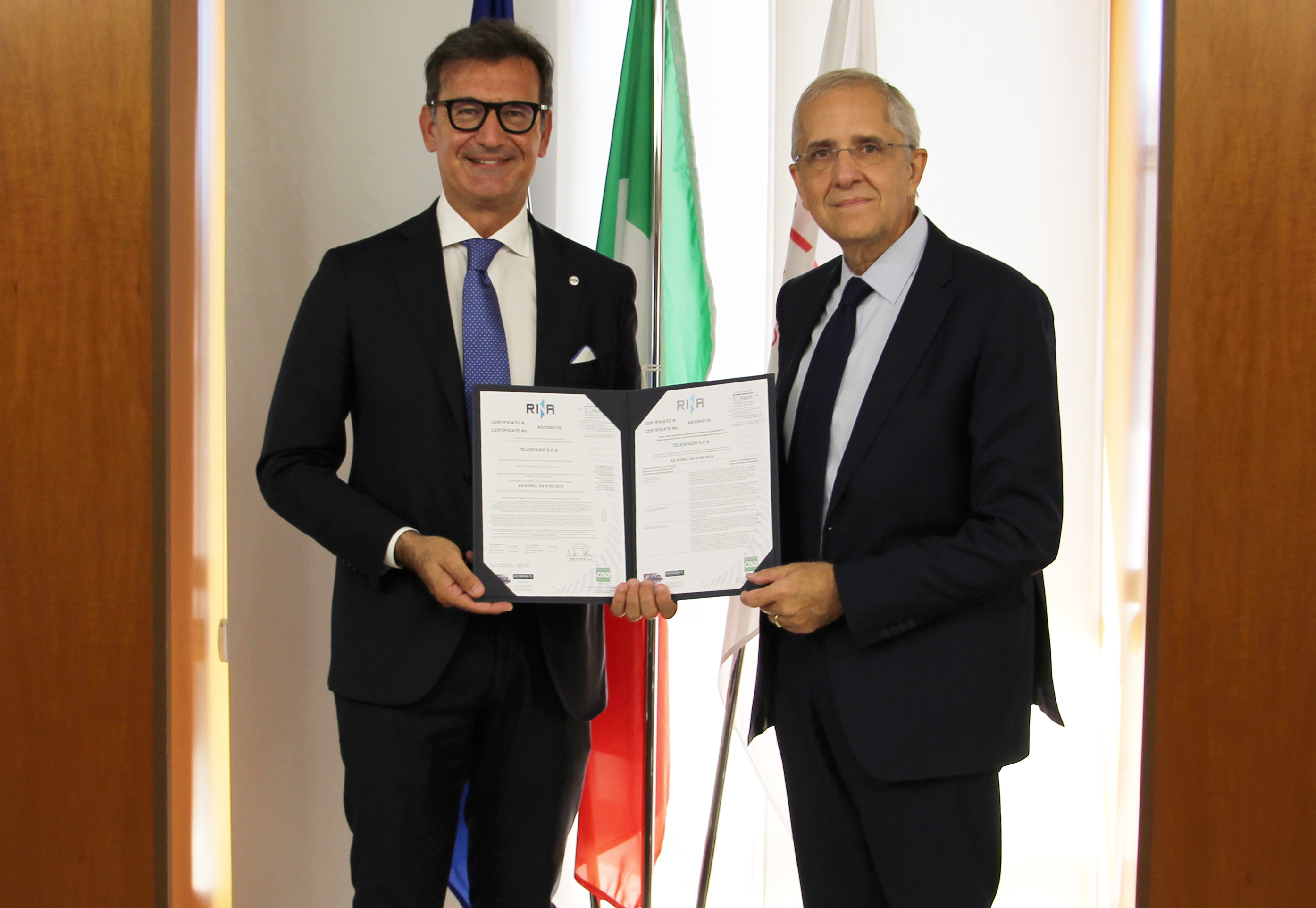 Da sinistra: ad di Rina Services, Paolo Moretti, consegna l’attestato di certificazione Uni EN 9100 all’’ad di Telespazio, Luigi Pasquali
