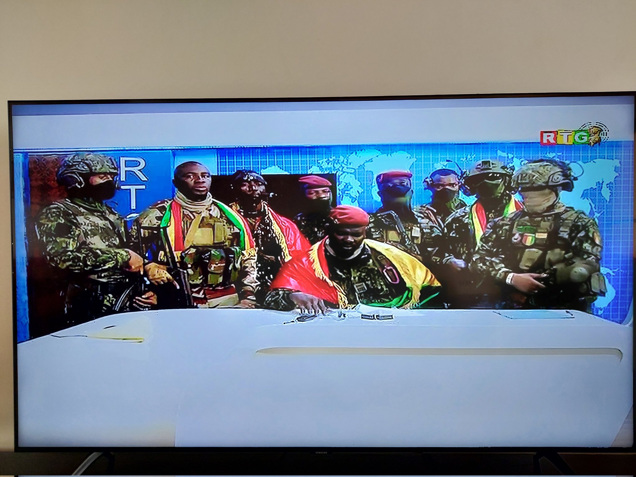 Il colonnello Mamady Doumboya annuncia il colpo di Stato alla televisione guineana Rtg