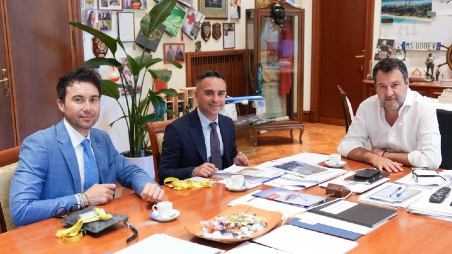Roma, 6 giugno 2025. Il vicepresidente del Consiglio e ministro delle Infrastrutture e dei trasporti (Mit), Matteo Salvini, ha incontrato al Mit il sindaco di Lampedusa e Linosa, Filippo Mannino (al centro), accompagnato dal presidente del Consiglio comunale, Giacomo Mercurio (a sinistra)