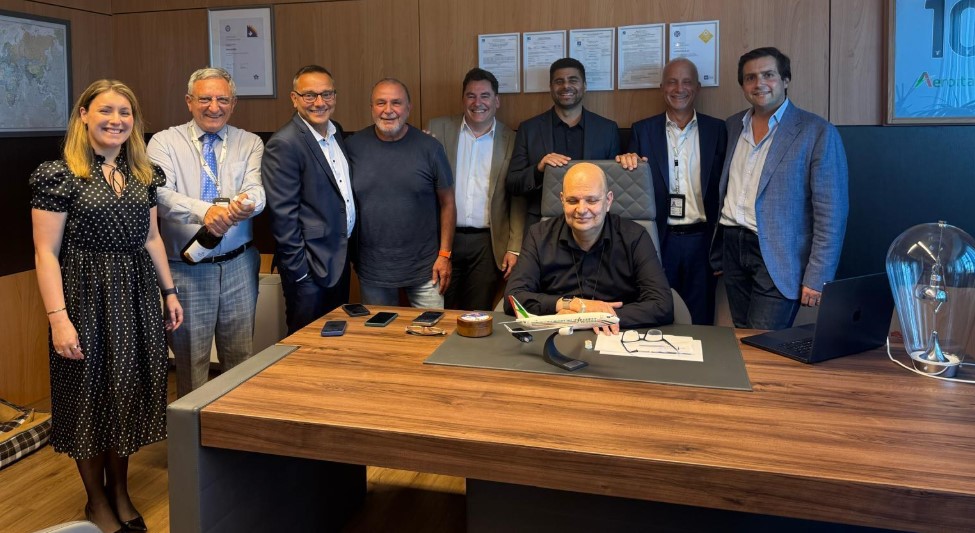 Roma, 8 ottobre 2025. Gaetano Intrieri (seduto) ad di Aeroitalia insieme al team della compagnia festeggia contratto leasing firmato con Alc (Air Lease Corporation) per cinque nuovi aerei B-737/8