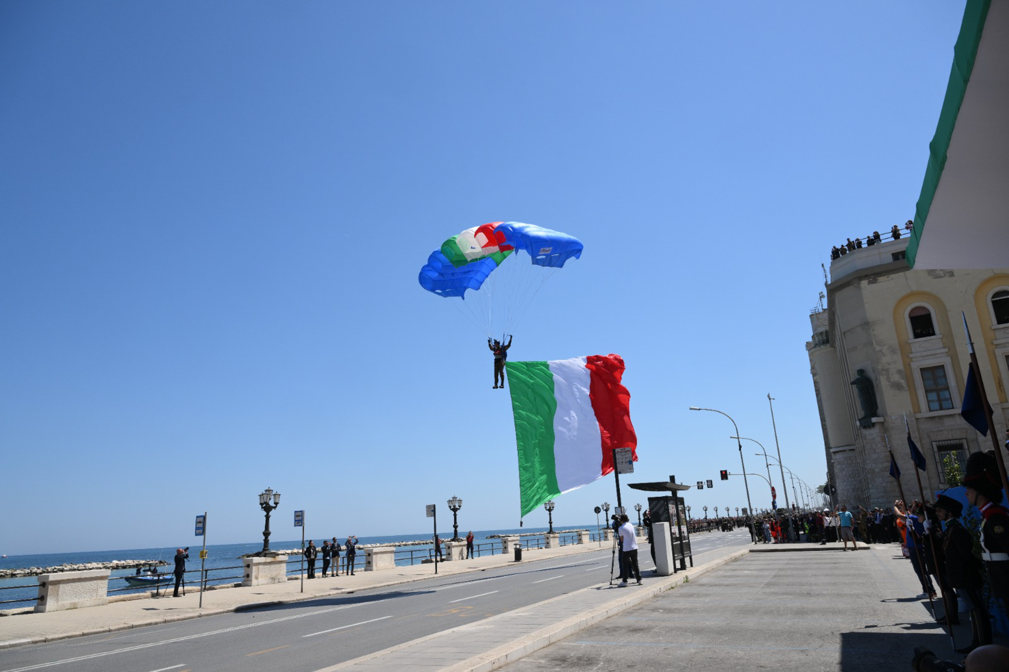 Bari, 2 maggio 2025. 164esimo anniversario della costituzione dell'Esercito italiano, vessillo del tricolore