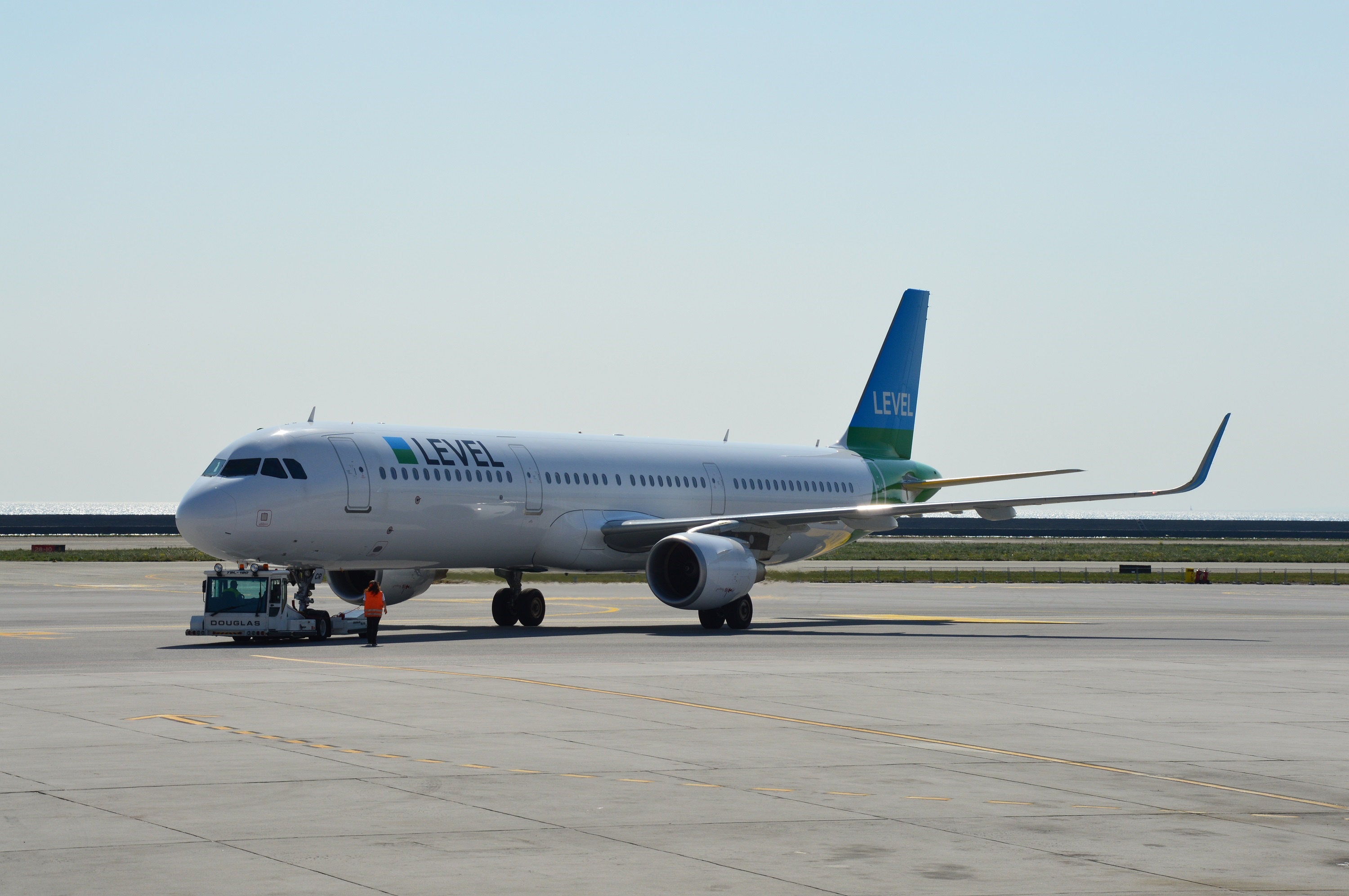 Aereo A-320 di Level prima della partenza da Genova per Vienna