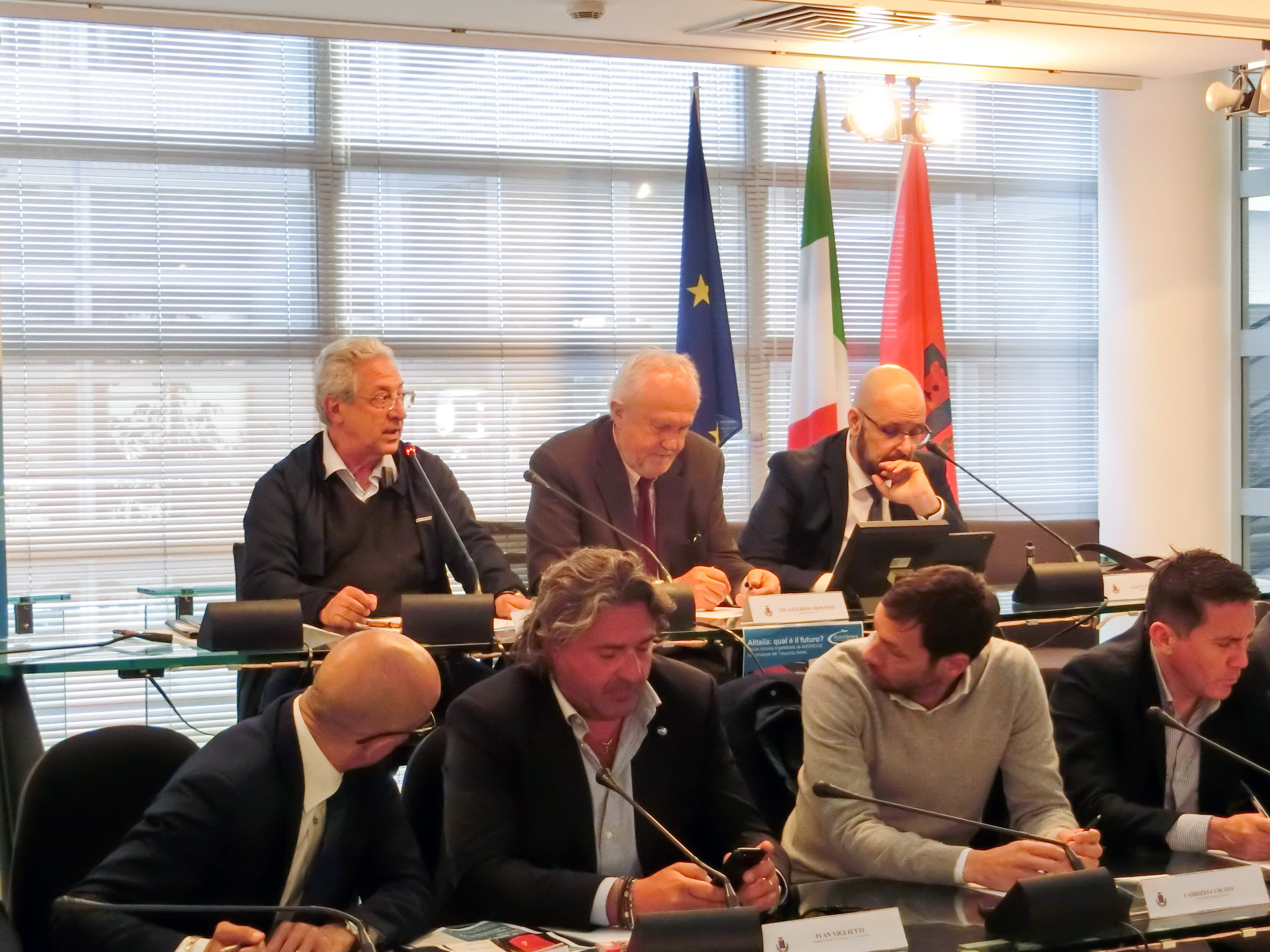 L'apertura della tavola rotonda "Alitalia: qual è il futuro?" organizzata da AVIONEWS presso la sala consiliare del Comune di Fiumicino il 16 aprile 2019