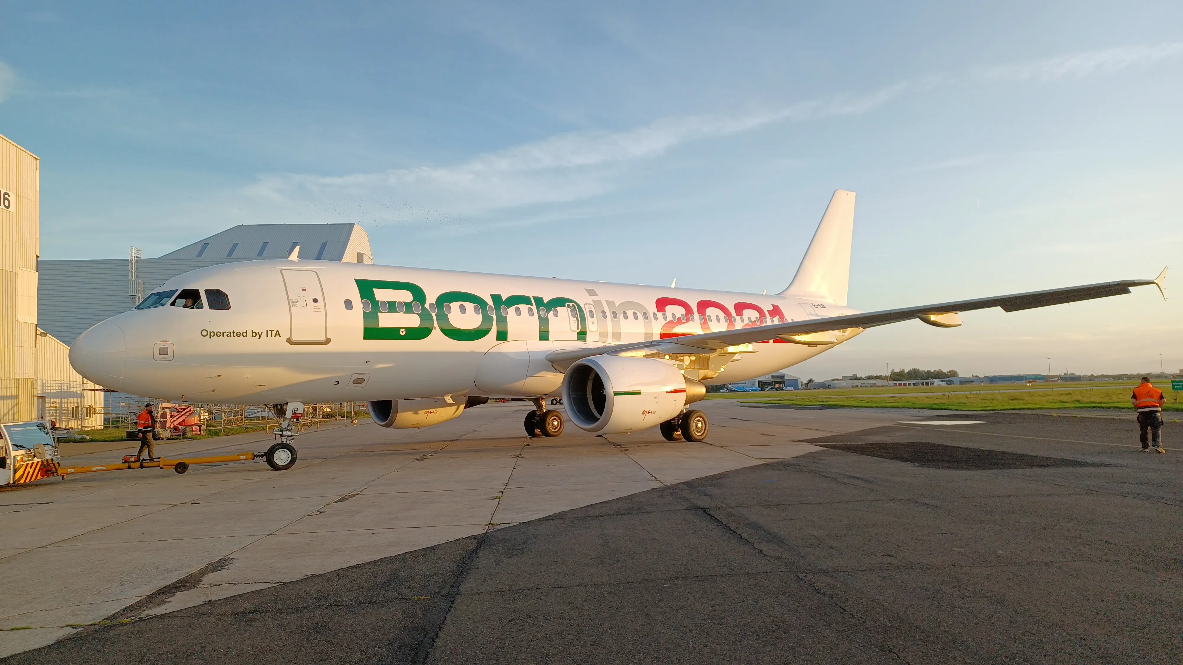Aereo A-320 con livrea celebrativa Born in 2021, creata da ITA Airways per festeggiare l’avvio delle operazioni di volo, avvenuto il 15 ottobre 2021
