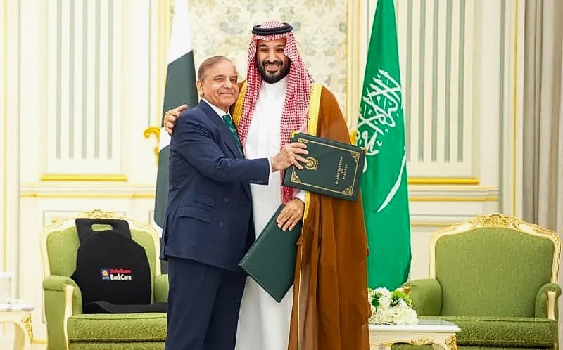 Il principe saudita Mohammed bin Salman e il primo ministro pakistano Shehbaz Sharif dopo la firma di un accordo sulla difesa, settembre 2025