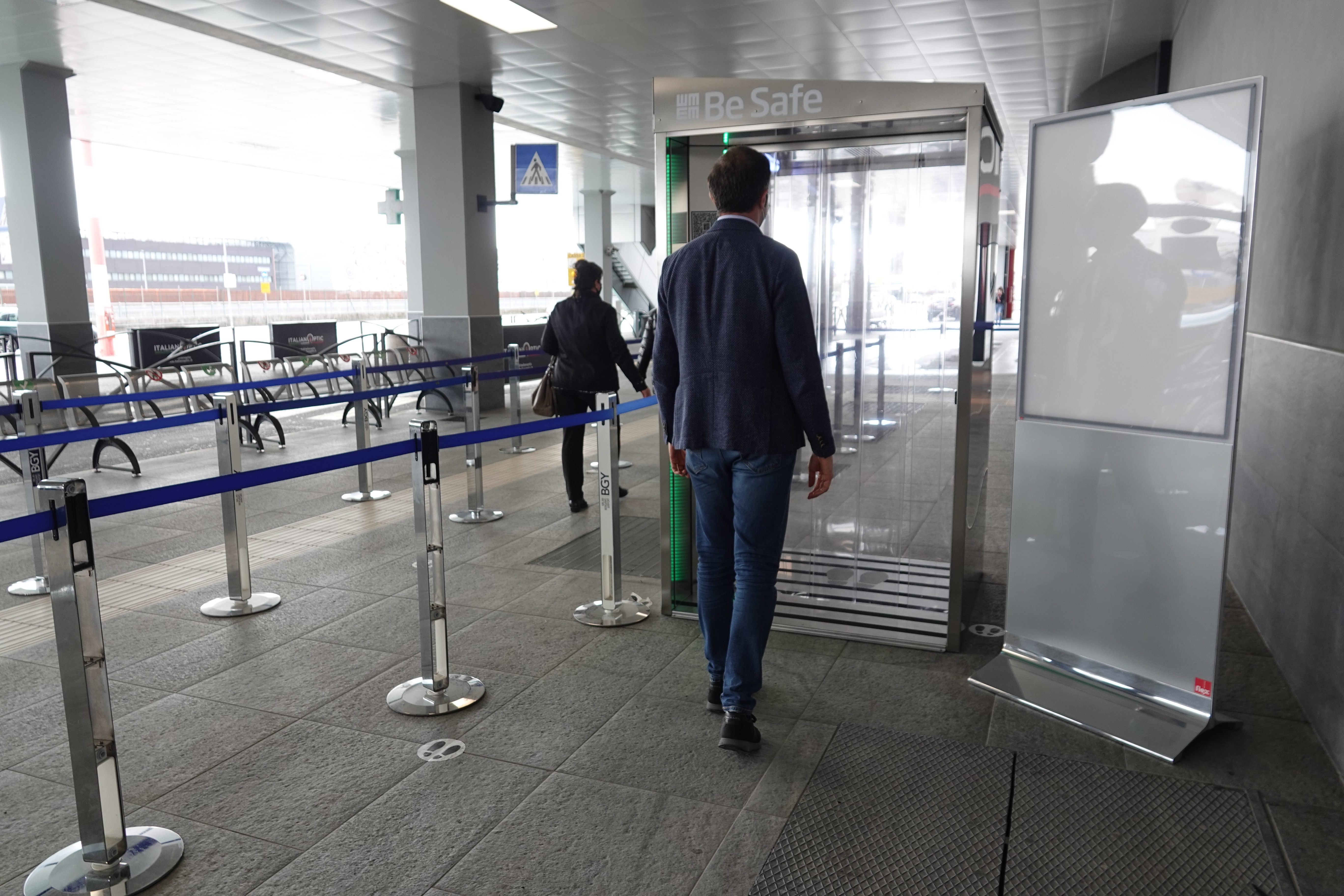 Aeroporto di Bergamo: cabina sanificazione in funzione allo scalo di Orio al Serio