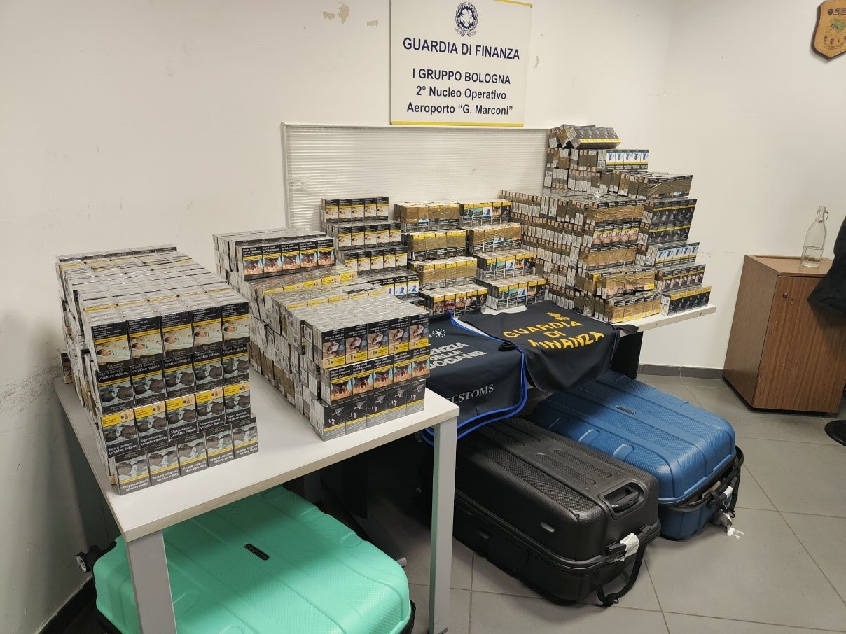Adm-GdF. Aeroporto Bologna: sequestrati, in due diverse operazioni di servizio, 720 stecche di sigarette pari a 144 kg