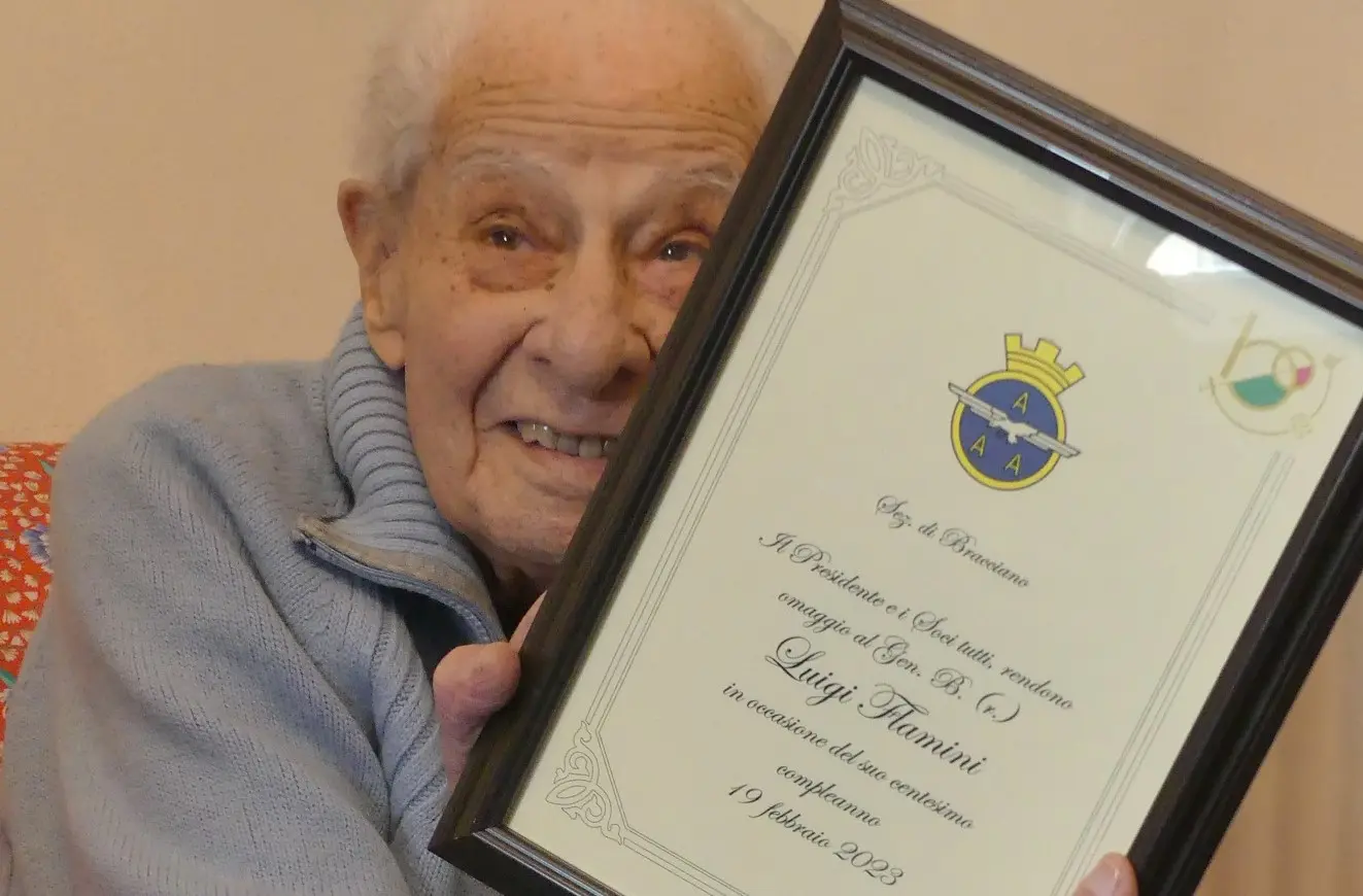 Il generale Luigi Flamini con l'omaggio ai suoi cento anni festeggiati nel febbraio 2023 in concomitanza con il centenario della costituzione dell'Aeronautica militare