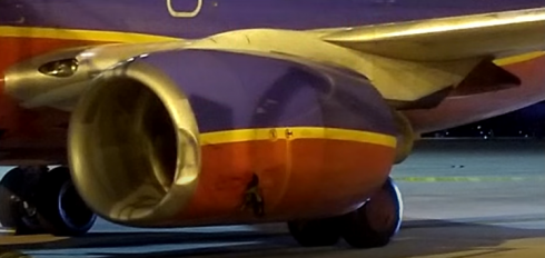Aereo B-737 di Southwest Airlines ad Austin il 7 maggio 2020; volo 1392 riporta danni alla copertura aerodinamica del motore di sinistra