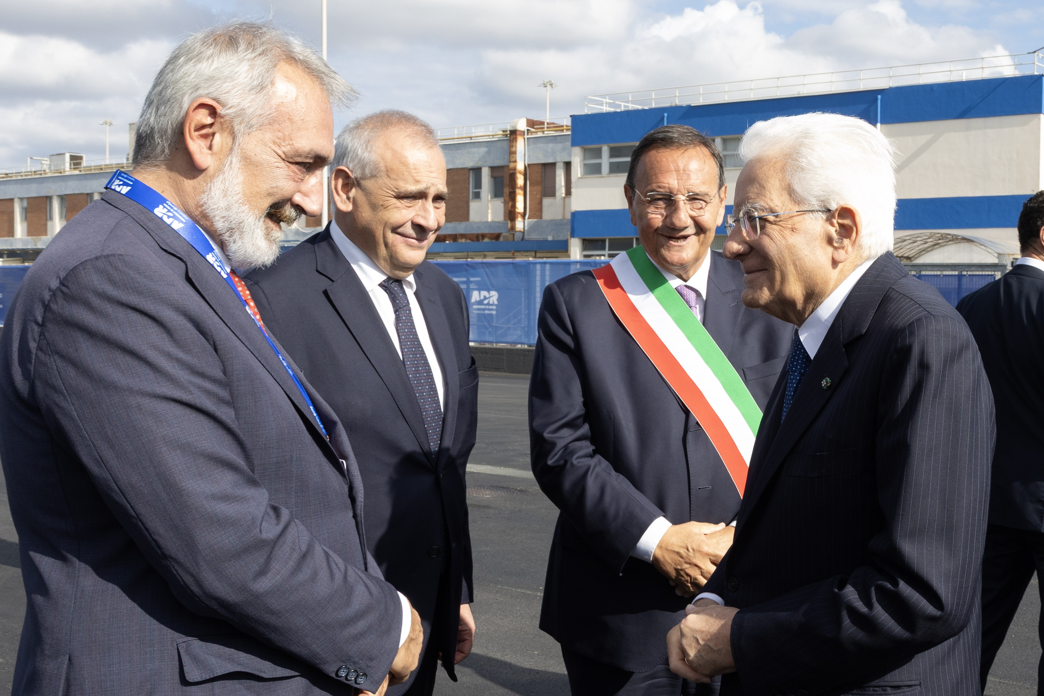 Fiumicino, 31/10/2025. Il capo dello Stato Sergio Mattarella con Francesco Rocca, presidente della Regione Lazio, Lamberto Giannini, prefetto di Roma, Mario Baccini, sindaco di Fiumicino in occasione della cerimonia per il 65esimo anniversario dell’aeroporto “Leonardo Da Vinci” di Roma-Fiumicino
