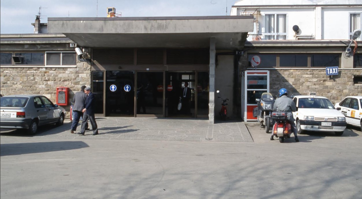 Il piccolo terminal dell’aeroporto di Firenze all’epoca della ripresa dei voli, alla fine degli anni ’80 del secolo scorso: vista dell’ingresso lato terra, dall’antistante parcheggio auto e bus