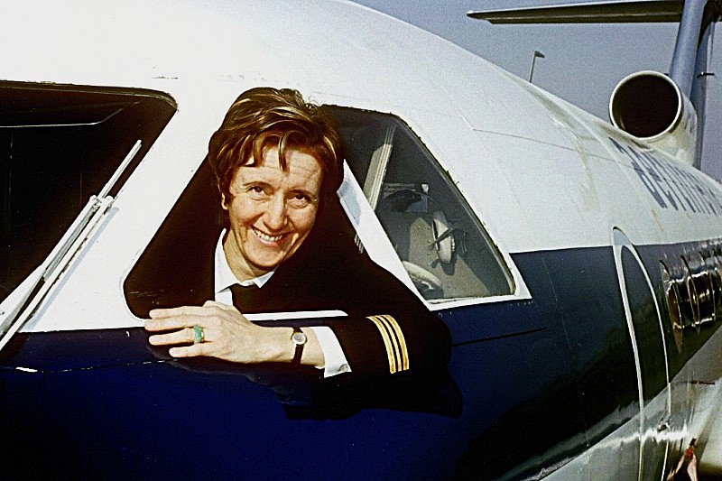 Fiorenza de Bernardi, prima donna pilota commerciale italiana, nella cabina di pilotaggio di un Aertirrena Yakovlev Yak-40, marche I-JAKA. Ottenne il primo di tre brevetti di volo nel 1951