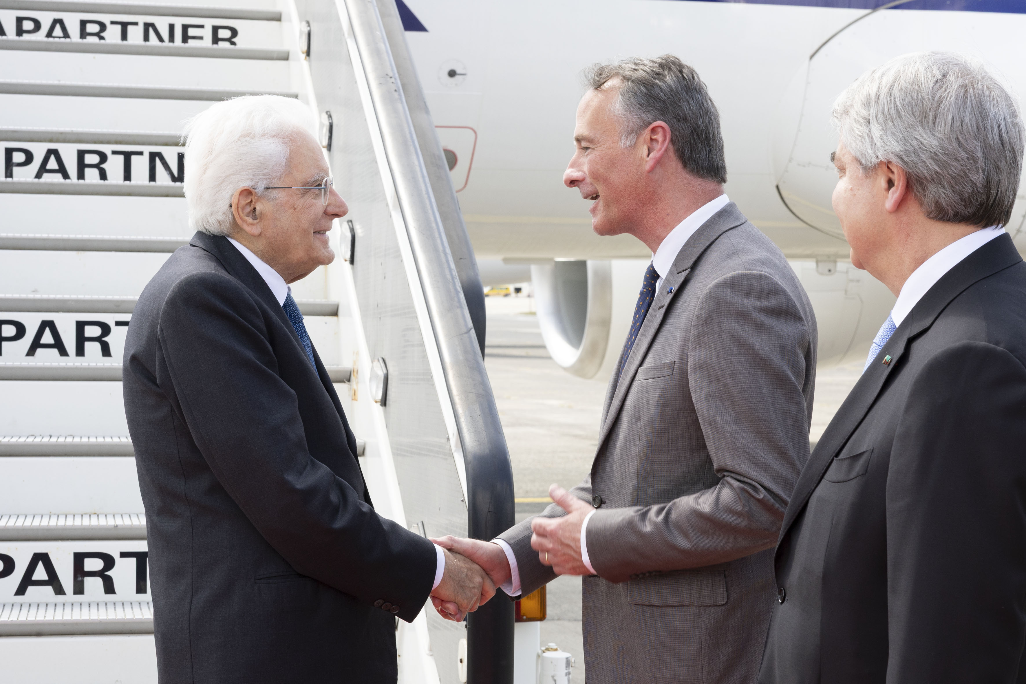 Bruxelles, 20/05/2025 (II mandato) Il presidente della Repubblica Sergio Mattarella, a Bruxelles, accolto da Pierre Cartuyvels, capo del cerimoniale del Regno del Belgio