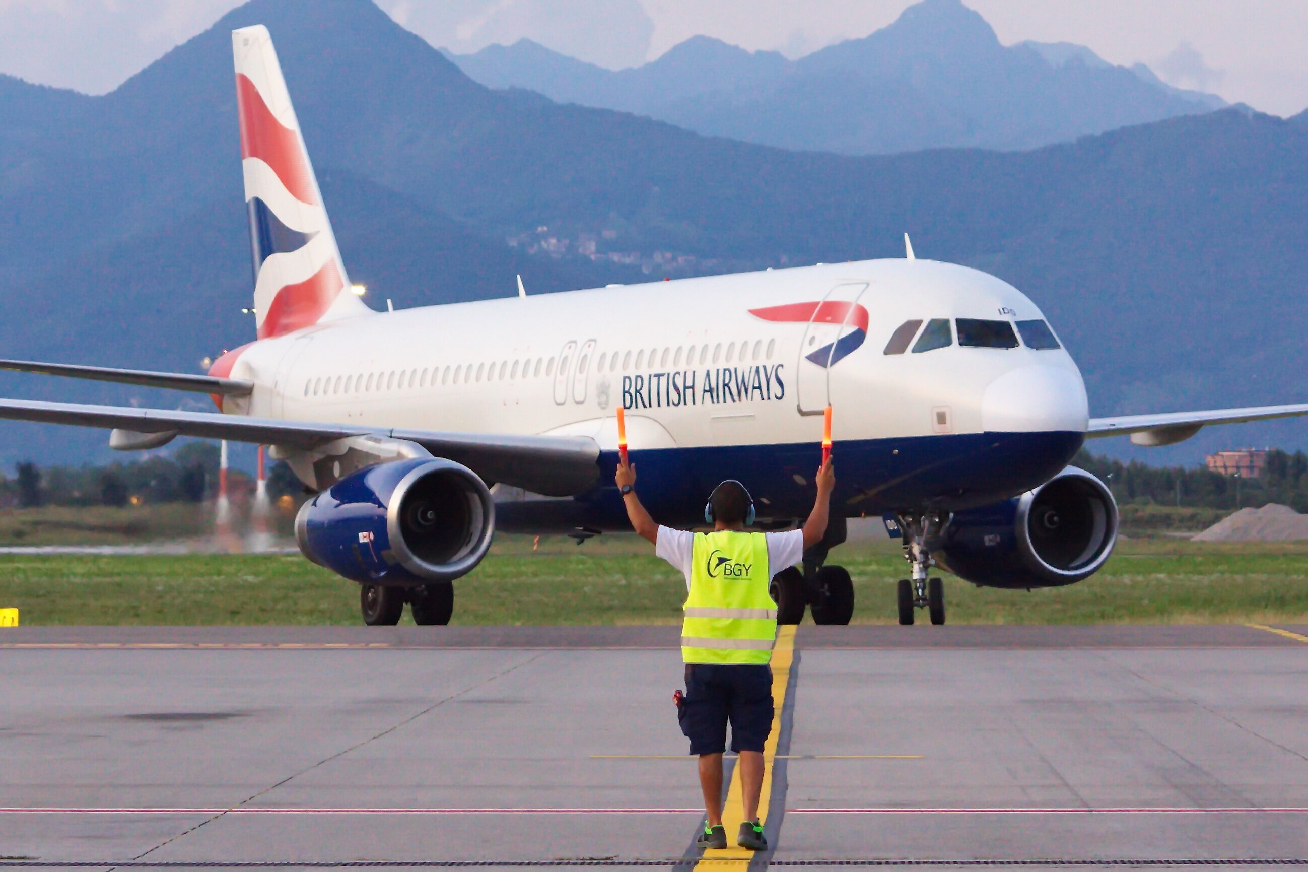Aereo A-320 British Airways in arrivo ad aeroporto di Bergamo-Orio al Serio