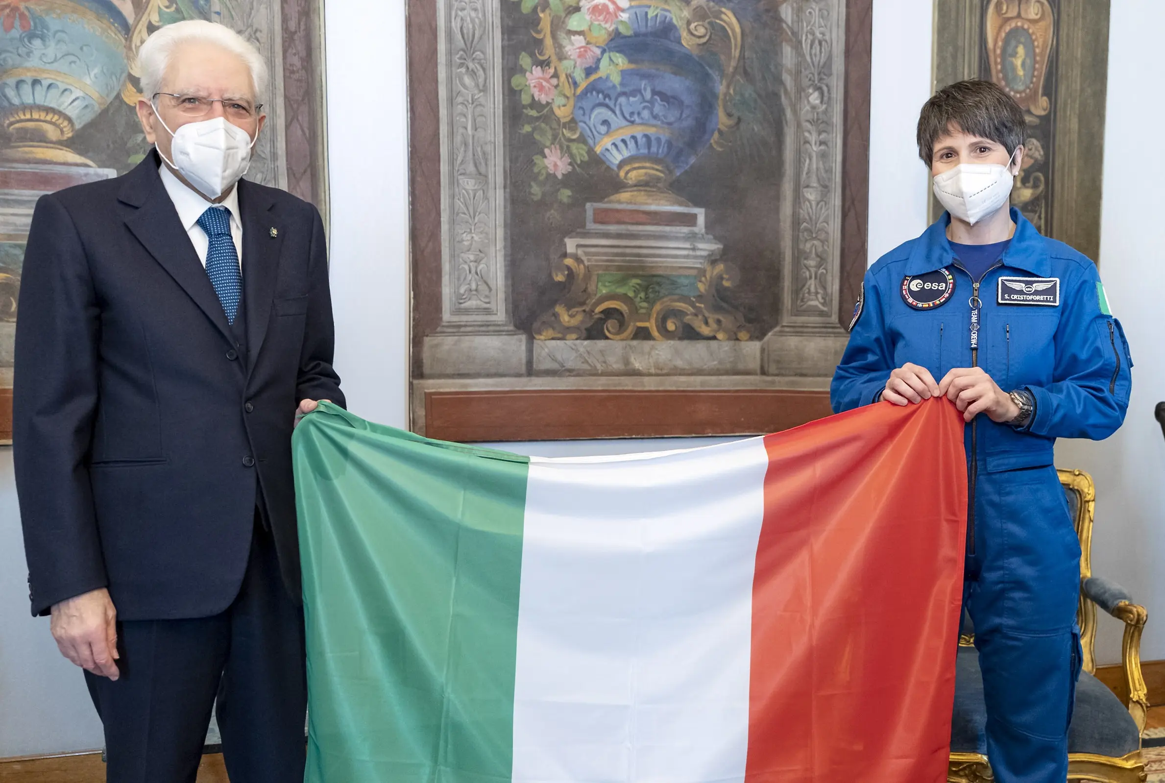 Palazzo del Quirinale 07/01/2022 Il presidente Sergio Mattarella consegna il tricolore a Samantha Cristoforetti, in partenza per la Stazione spaziale internazionale