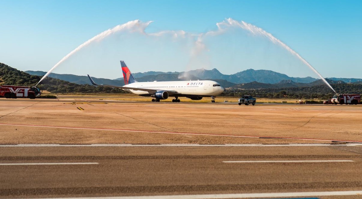 Olbia, 21 maggio 2026. Delta Air Lines ha lanciato il primo volo da Olbia per New York-"Jfk" salutato con il water cannon