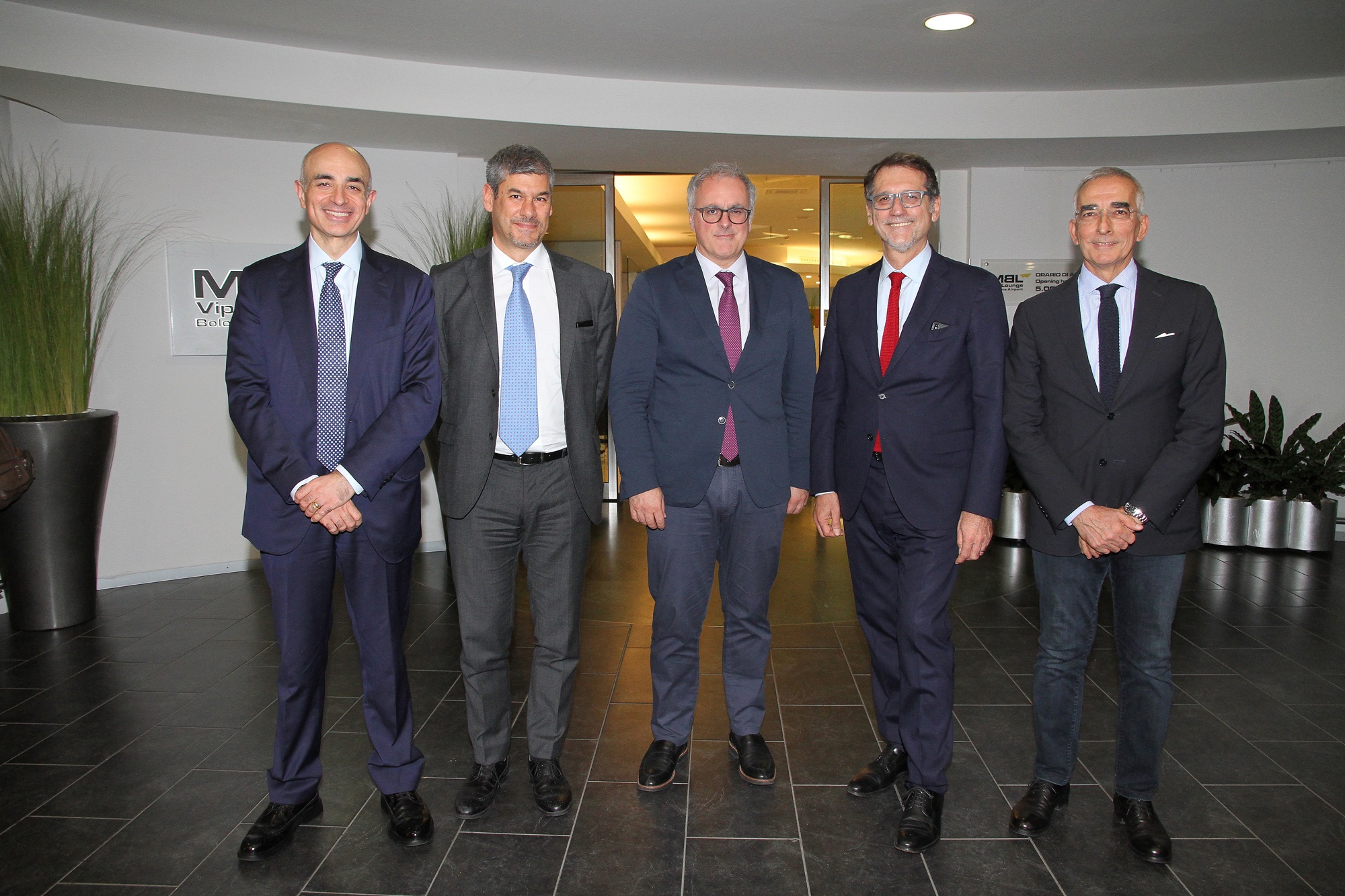 Da sinistra a destra: Nazareno Ventola (ad e dg aeroporto di Bologna), Alessio Quaranta (dg Enac), Nicola Zaccheo (presidente Enac), Virginio Merola (sindaco) ed Enrico Postacchini (presidente aeroporto Bologna)