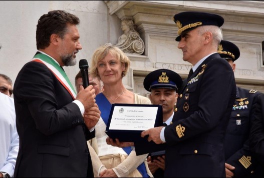 Il sindaco di Loreto, Paolo Niccoletti, consegna la targa "Premio Città di Loreto" conferita al Comando aeroporto di Pratica di Mare (Roma) e ritirata dal generale di BA Roberto Preo