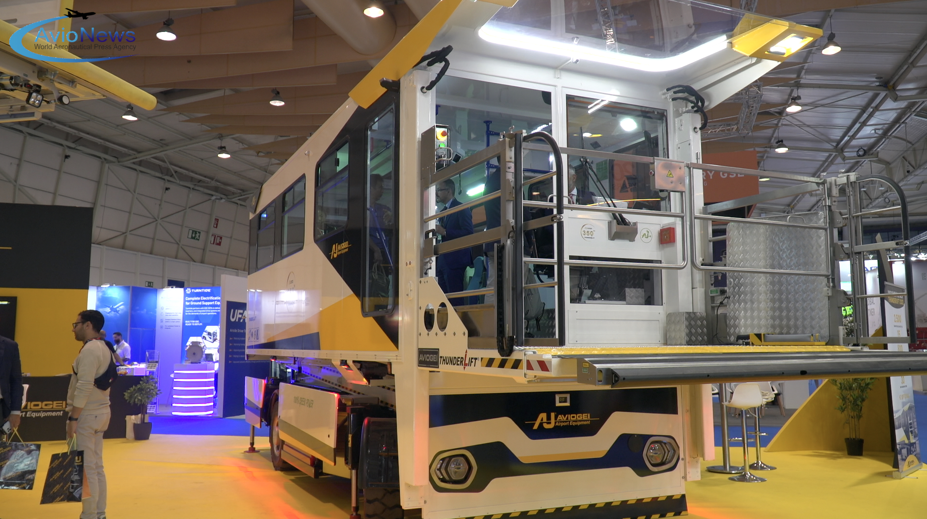 Stand con in mostra le soluzioni delle attrezzature aeroportuali promosse da Aviogei durante il GSE Expo di Lisbona 2026