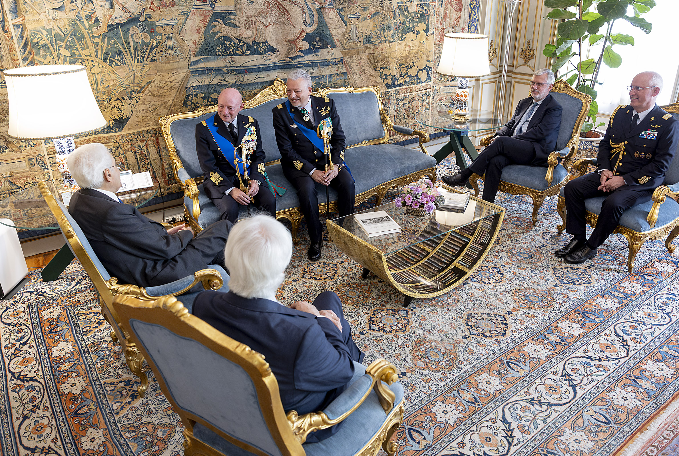 Palazzo del Quirinale, 12/05/2025 (II mandato) Il presidente Sergio Mattarella nel corso dell'incontro con il generale Squadra aerea Luca Goretti ed il parigrado Antonio Conserva, capo di SM uscente e subentrante