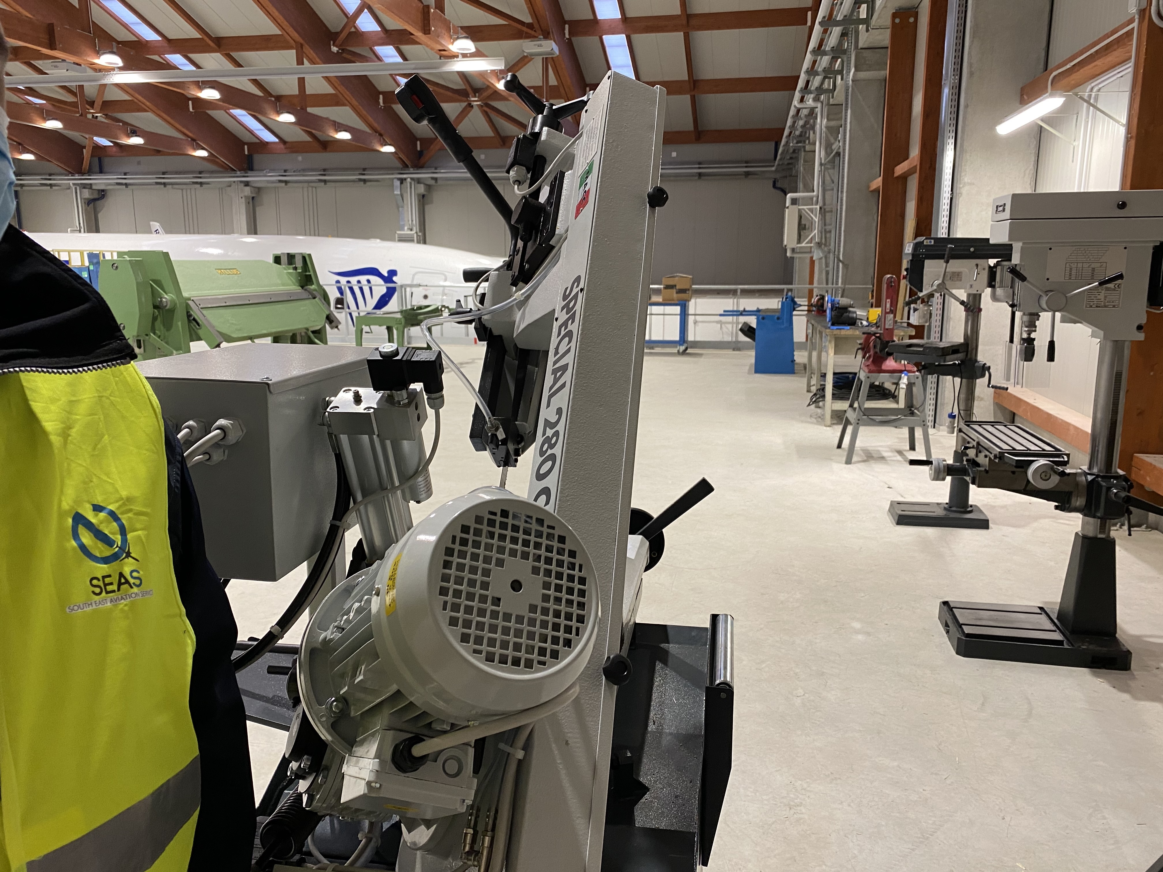 Seas: nuovo laboratorio per lavorazioni con lamiera (sheet metal working), abilitato ad effettuare modifiche minori e riparazioni sulle parti strutturali sulla fusoliera dell’aereo