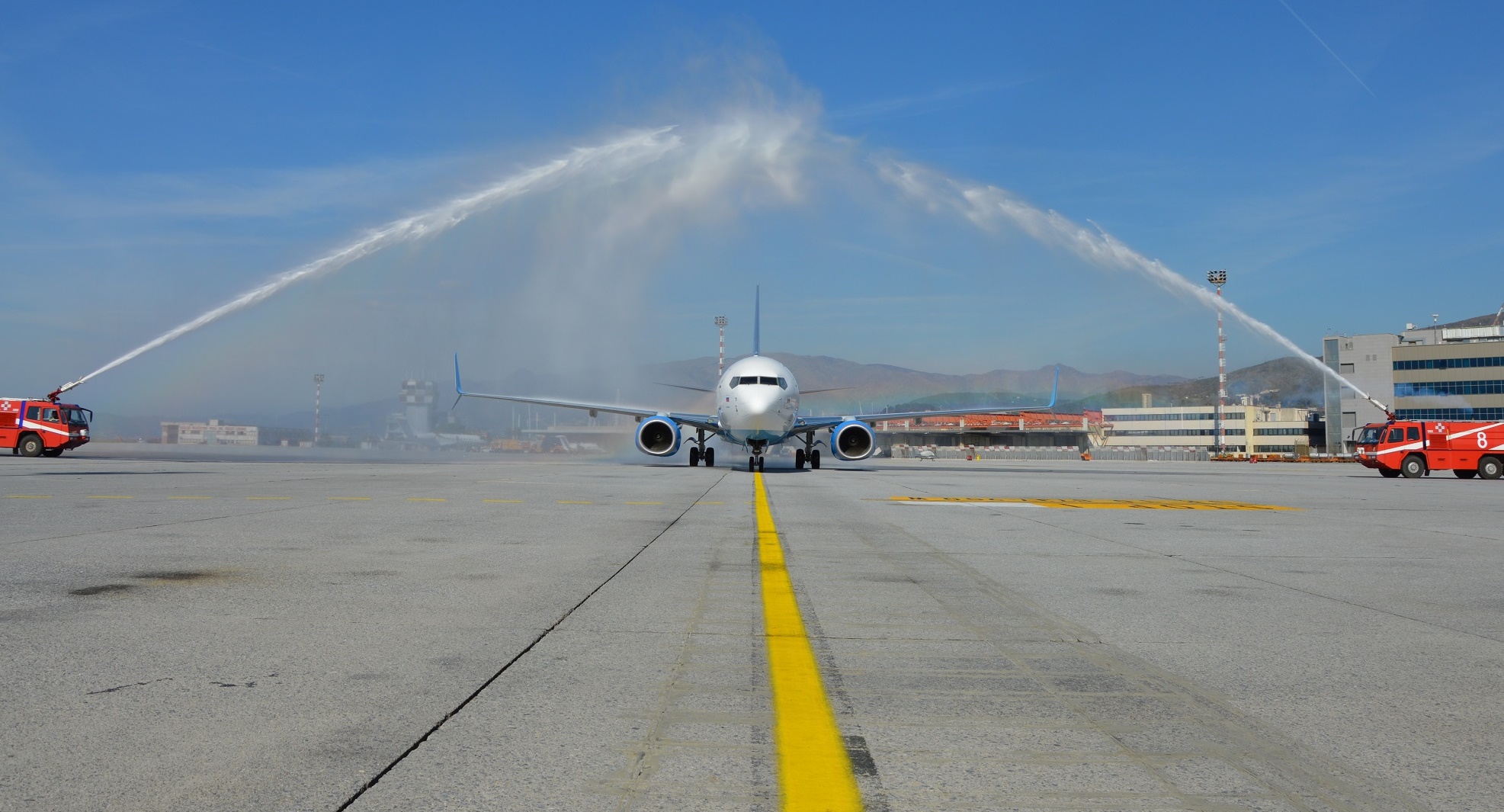 Tradizionale “water arch” dei Vigili del fuoco dell’aeroporto ha salutato l’arrivo a Genova del primo volo servito da Pobeda per Mosca-Vnukovo il 19 aprile 2019