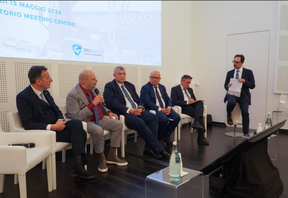 Roma, 13 maggio 2026. Convegno "Bromance Diesel Revolution: scenari e soluzioni per la riduzione del costo carburante" svoltosi presso il Montecitorio Meeting Centre: tra gli interventi Gaetano Intrieri, ad Aeroitalia (secondo da sinistra, con il microfono in mano) e Salvatore Deidda (secondo da destra) presidente commissione Trasporti Camera