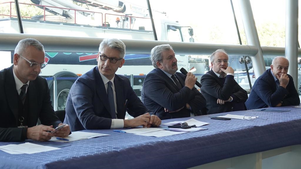 AdP. Da sinistra il dg di AdP; il presidente di AdP Tiziano Onesti; il presidente Regione Puglia Michele Emiliano; il sindaco di Brindisi Riccardo Rossi e l’assessore regionale ai Trasporti Gianni Giannini